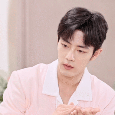 肖战在展示一种很新的卸妆手法##这下知道肖战怎么卸妆了