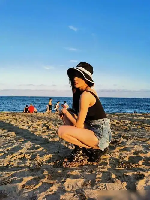 刘亦菲发现自己被偷拍仙女式回眸一笑太仙了托腮的手势很高贵