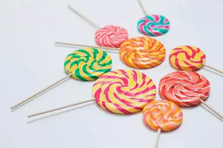 甜甜的焦糖糖.c无缝图案彩色糖果棒棒糖, 焦糖上的棍子.