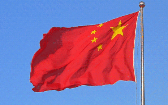 全体立正,升国旗,千余名师生齐唱国歌.