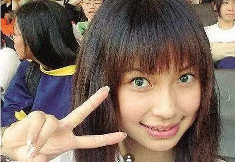 杨颖整容前(杨颖出道前"丑照"曝光,遭质疑整容,回应:当时确实很丑)