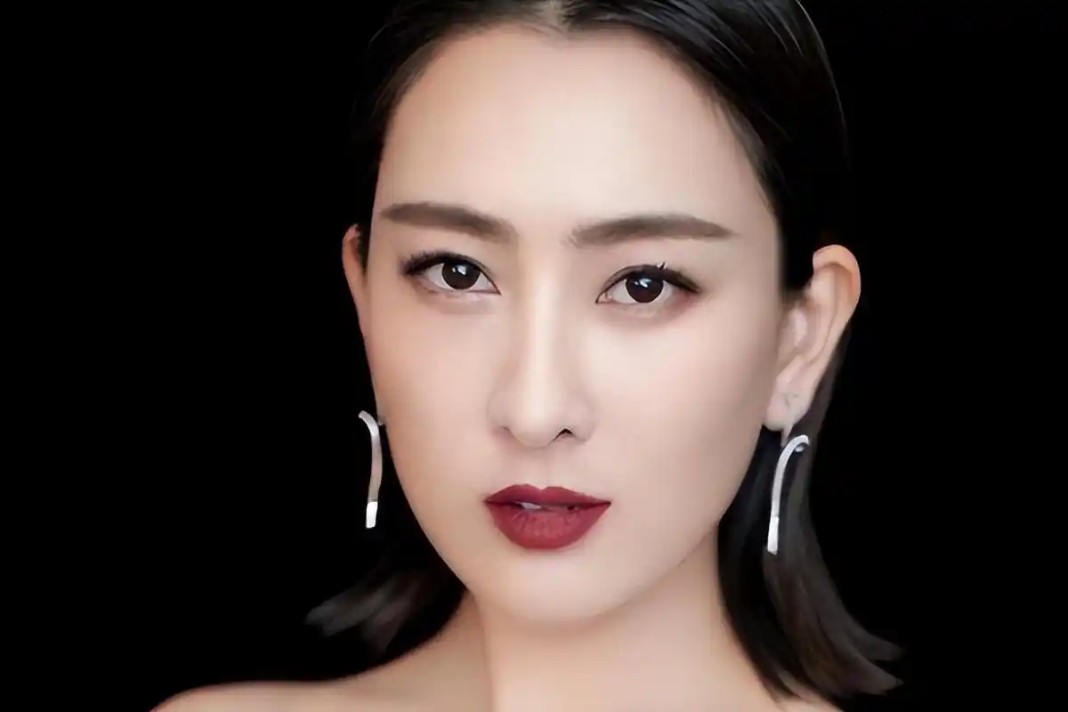 马苏参加网红生日会,网友:沦落到给网红当陪衬,有多缺钱?