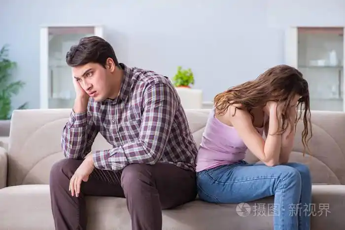 年轻的家庭在破碎的关系概念