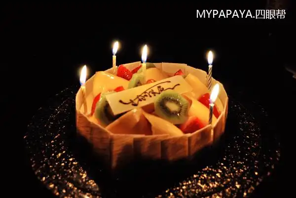 个生日晚餐       不是糊了,就是曝光了   只有这张是和我蛋糕的合影