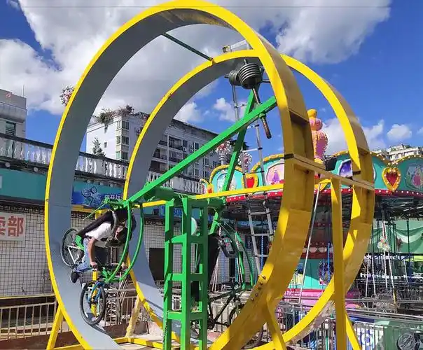 儿童探险设施,淘气堡,海洋球池,健身器材等等,以及户外儿童游乐场