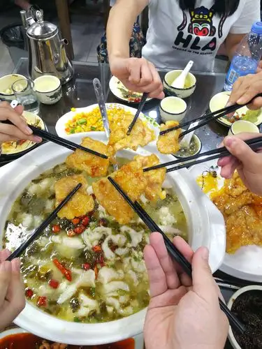 秋天参加摄影比赛获奖后请群里的人吃饭喝酒