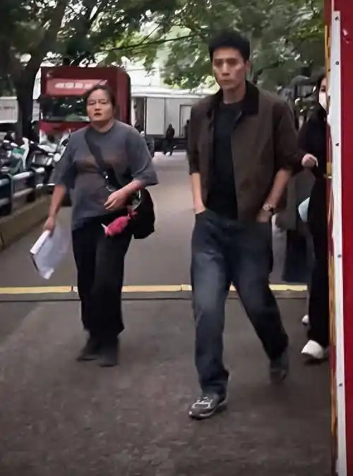 刘烨47 岁瘦出爱豆感,反观15 岁诺一没了稚气,眼神满是忧郁