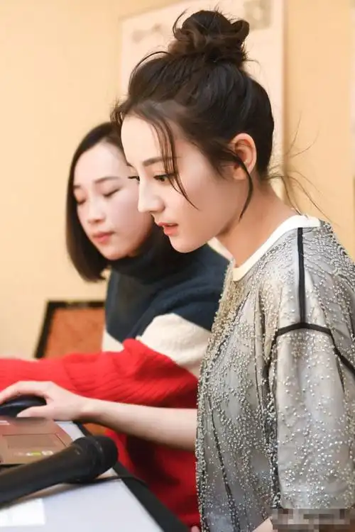 迪丽热巴扎丸子头打游戏 萌力四射