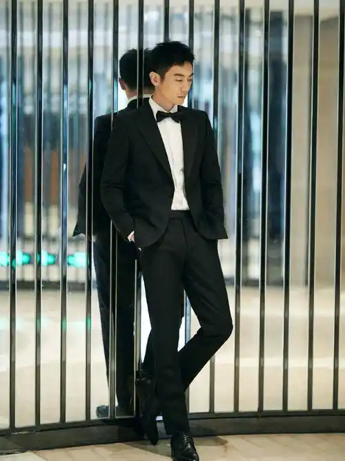 不少观众表示,朱亚文是最帅的西装男星之一.