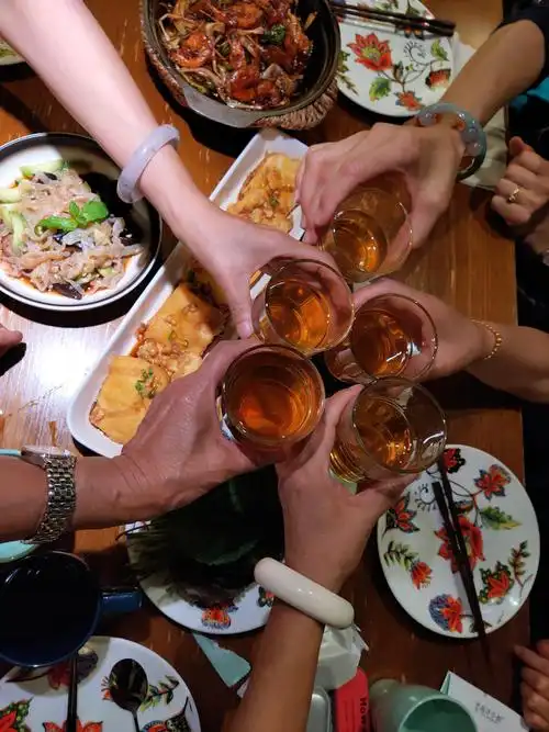 干杯～干杯～干杯为相聚～为六中队～切斯!