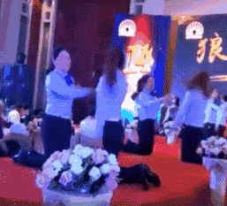 撒钱,摸肉,抽耳光,这样的年会就是一场小丑蹦迪