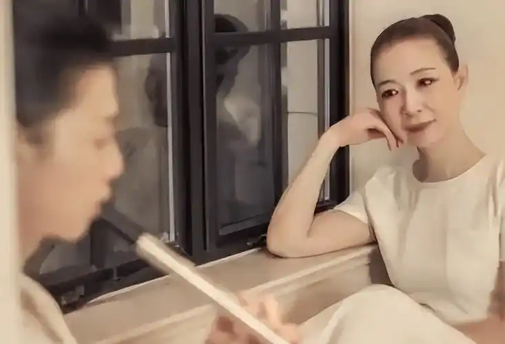 仲小萍:因儿子30年不嫁,两次被辜负,霍尊出事后又回到原点