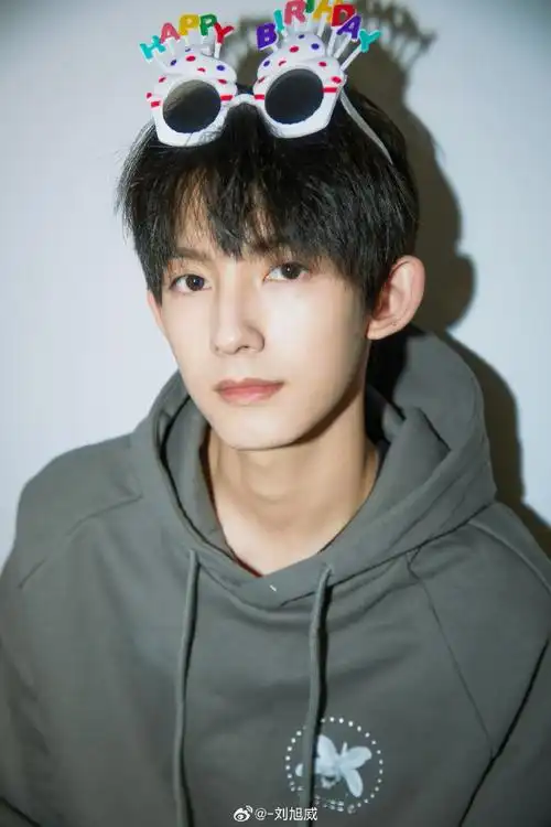 00后还是中戏毕业,长得好有辨识度,186的小奶狗身材比例超好,帅气开机