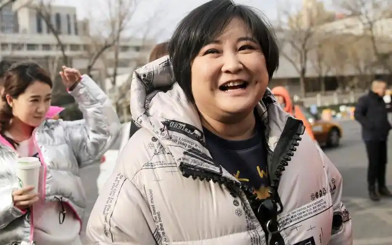 39岁贾玲近照曝光,身材非常臃肿,网友:脖子好难找?