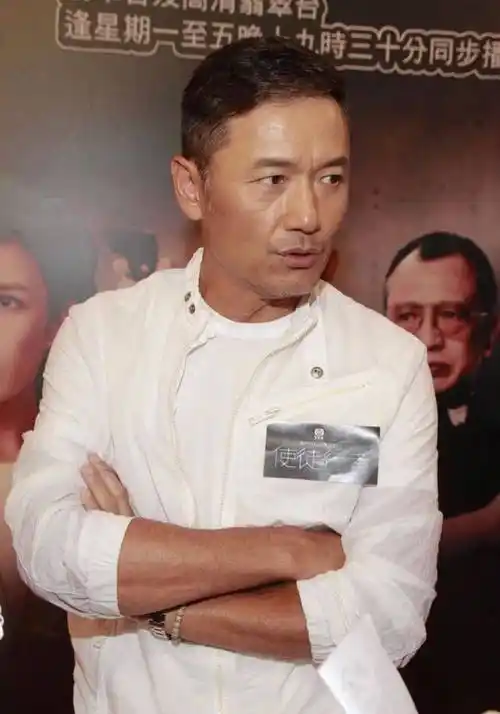 63岁苗侨伟才是"反油腻"男人:穿衣儒雅,仪态正,越老反而越帅_衬衫