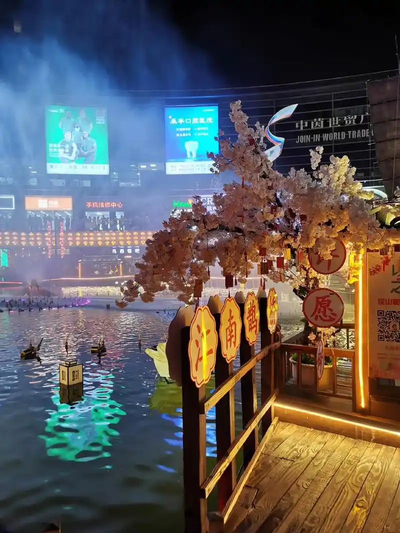 美食街火爆小吃 #网红夜市 #夜市里的烟火气 #最美城市夜 - 抖音