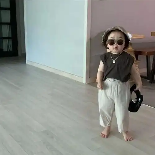 这个表情包女孩,她叫黄夏温,   2016年出生于韩国,   今年4岁了.