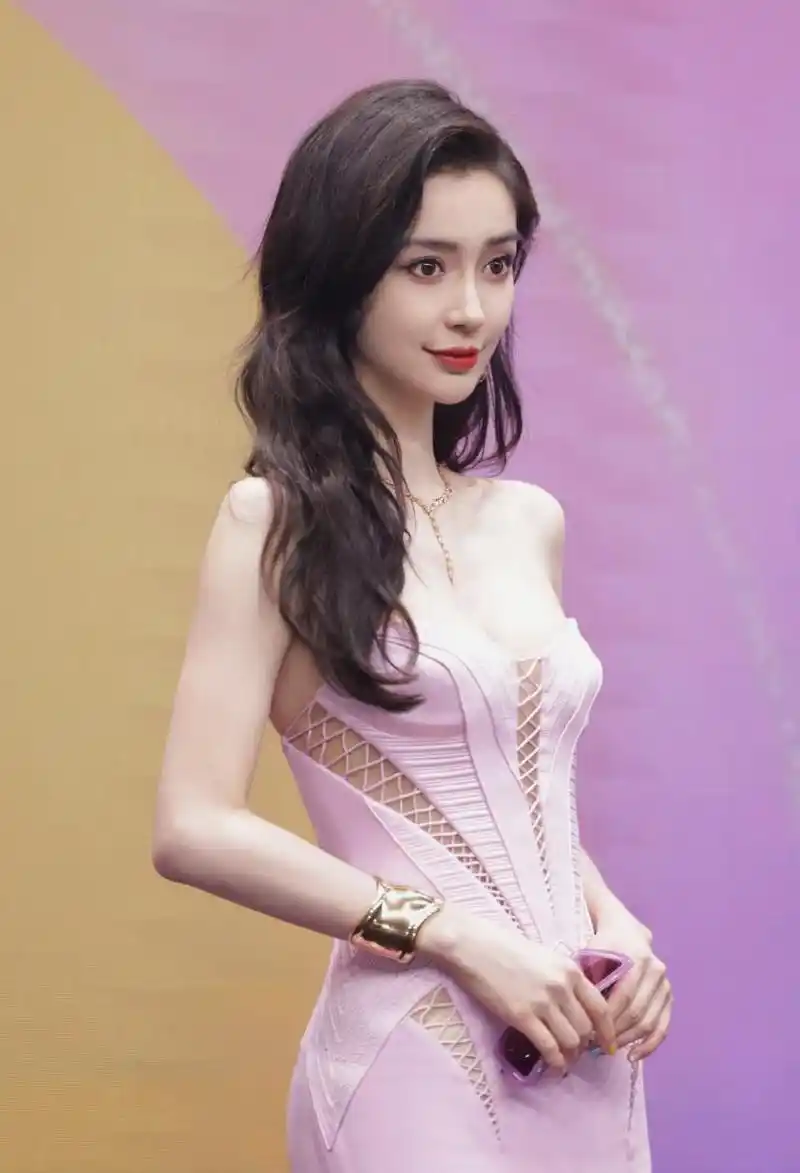 杨颖angelababy粉色抹胸羽毛裙,薄纱层叠,飞舞羽毛,朦胧优雅,甜美可人