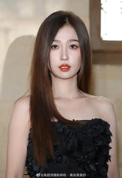 虞书欣立体花朵黑裙造型