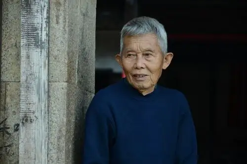 这个老人现在89岁,精神换发,是一位慈祥的老妈妈.