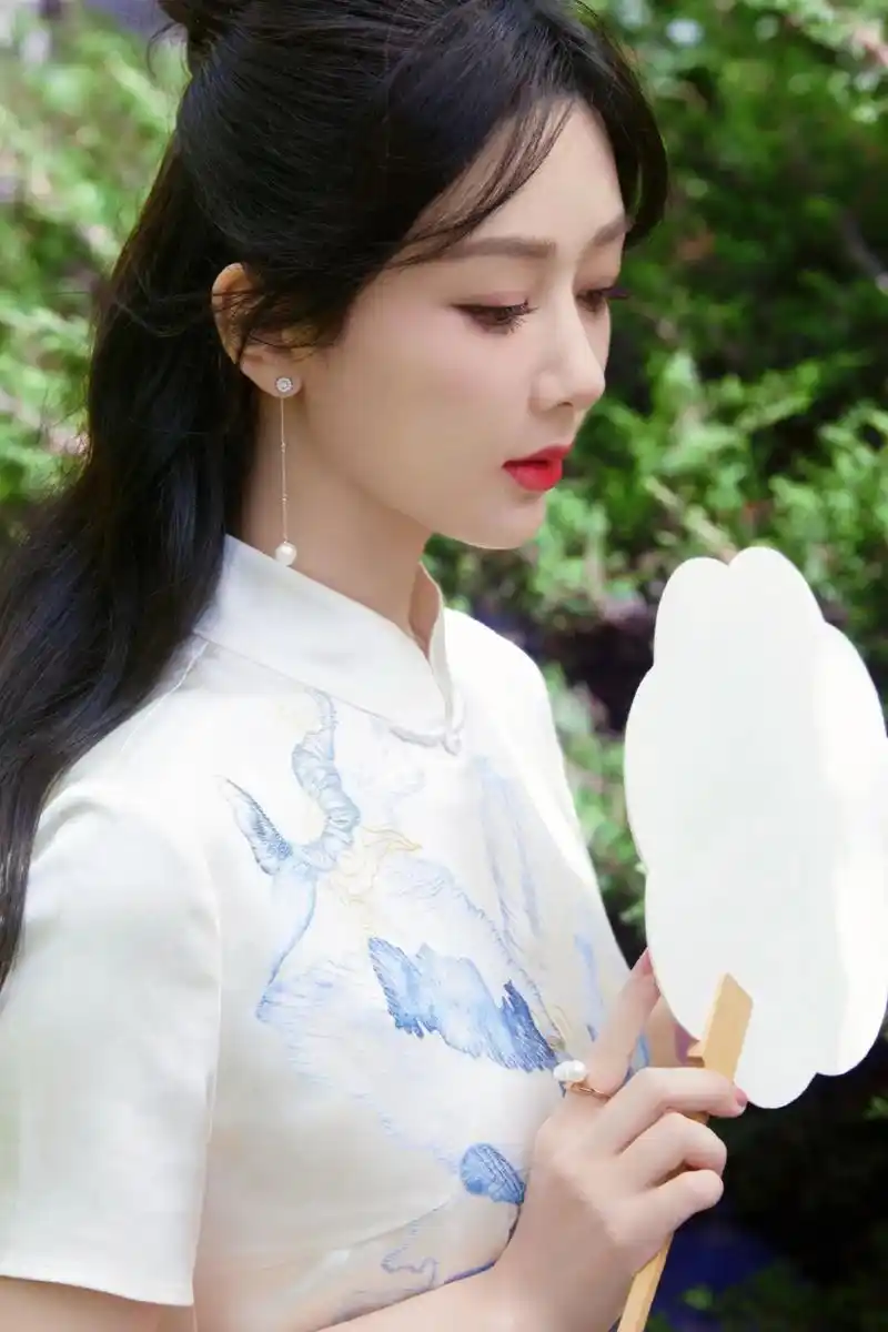 杨紫纯甄见面会.旗袍造型好美啊,长发及腰好温柔优雅!0606 - 抖音