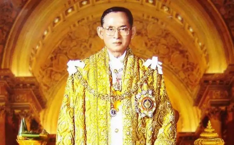 最传奇的泰王拉玛九世被人民奉为神佛缔造70年不倒神话