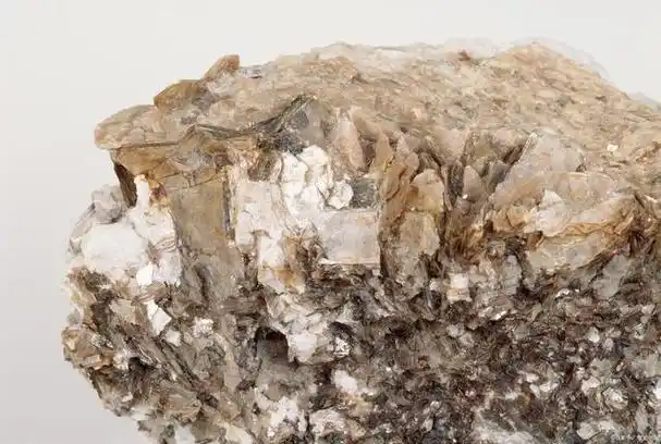 与氧和氢结合,形成铝土矿,矿石开采最常用的铝.