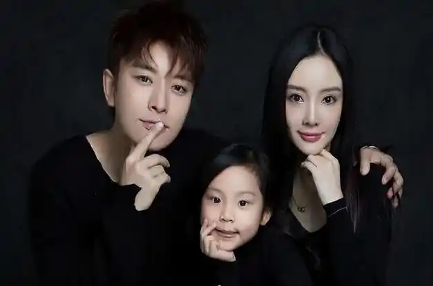 贾乃亮与女儿互搂脖同框,10岁甜馨瘦成竹竿腿,网友:我们白着呢|李小璐