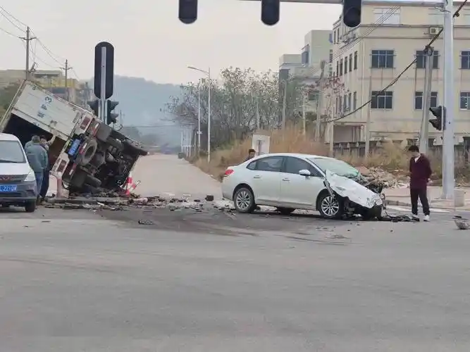 水口东江湾大道严重交通事故!一小货车翻到路口……_惠城区_商务_乡村