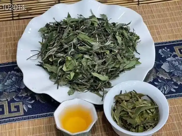 白牡丹是白茶中的第二个品级,品级高,以一芽一二叶 - 抖音