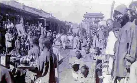 镜头下的清朝刑场:犯人被牵着辫子斩首,浸猪笼前的女子一脸绝望