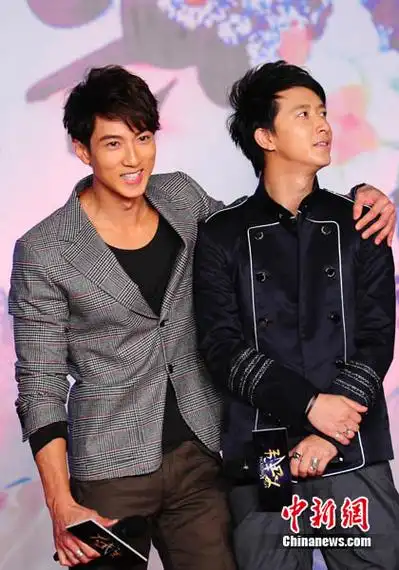 韩庚吴尊耍枪斗帅亲密搭肩 被问"同性情"尴尬