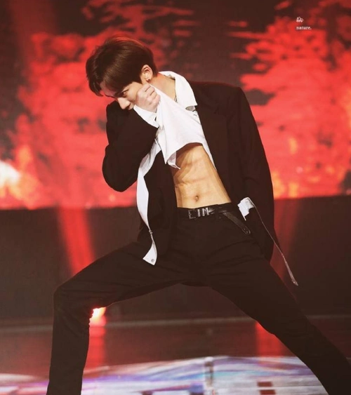 追光吧哥哥秀腹肌烧饼搓衣板李汶翰帅气丁泽仁也不差