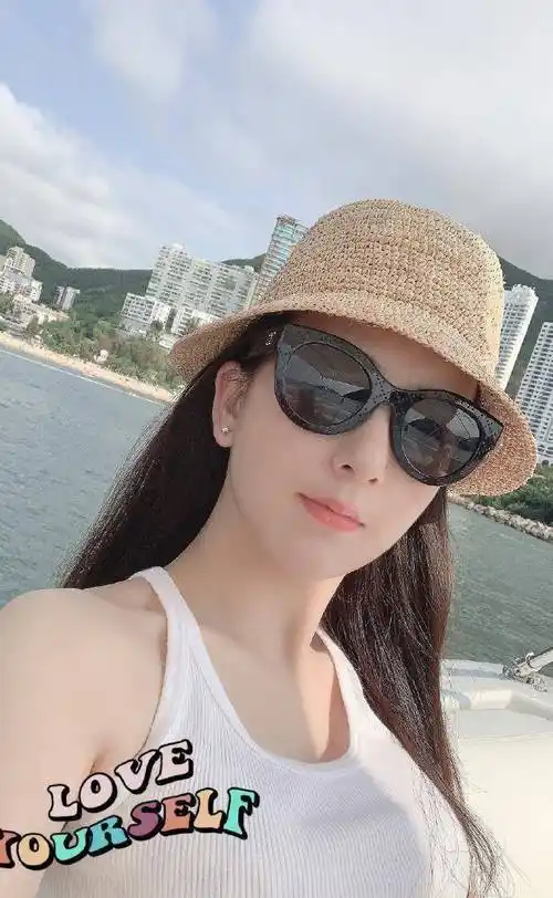 原创方媛晒周目日常照片大秀好身材陪女儿搭建城堡还不忘开心比耶