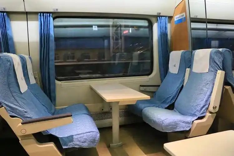 的雪和霜,公路出行十分不便,这个时候火车出行安全的优势就凸显出来啦