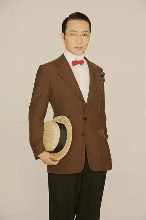 最后放一些李玉刚老师的男装图(我们也很帅的好不7215)先说这么多