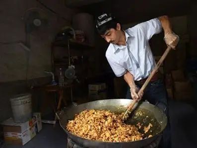 维汉一家亲 "切糕王子"捐万斤切糕赈灾