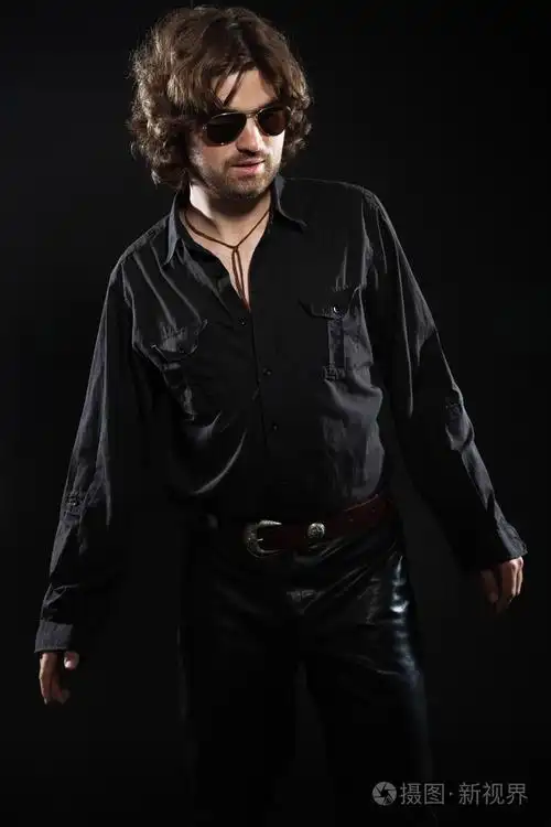 酷摇滚风格舞蹈与长长的棕色的头发和胡子的音乐家