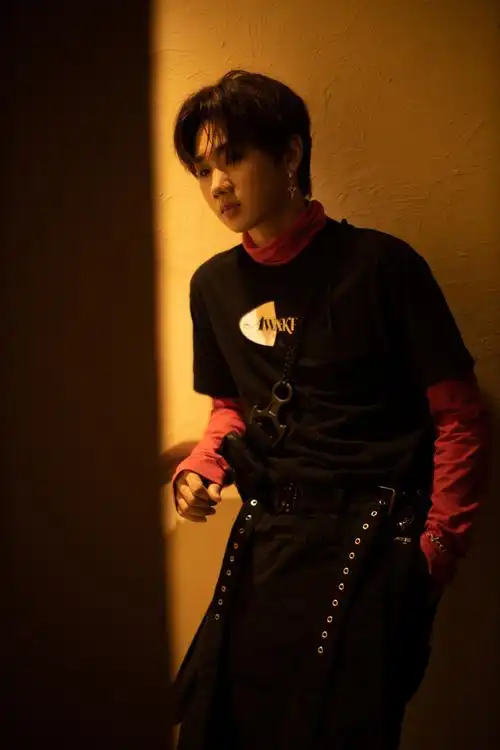 汪苏泷帅气光影夜拍写真图片79