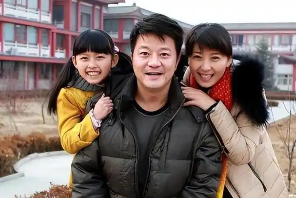 闫学晶过三八节穿着近万元上衣出镜北京家里装修富丽堂皇