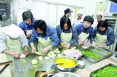 网红美食走进南汇监狱:阿大教服刑人员做葱油饼