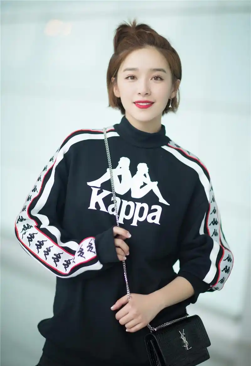 阚清子现身机场短发苹果头灵动可爱