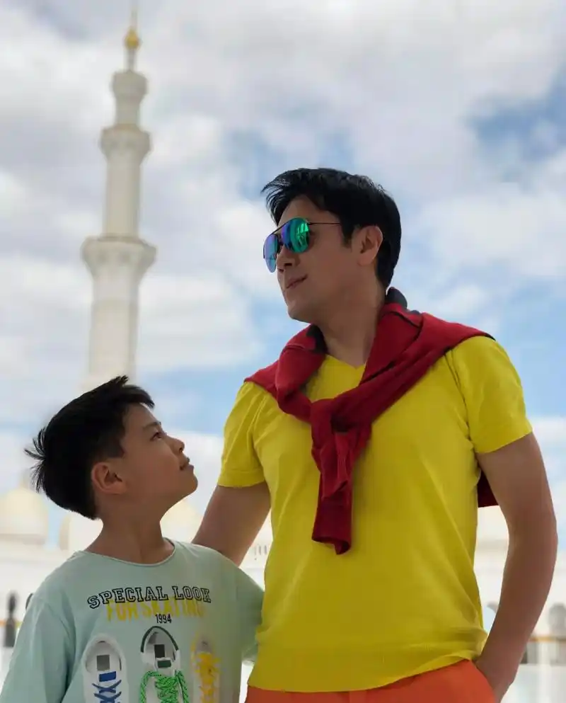 蔡国庆晒与大儿子合照,13岁庆庆身高快赶上爸爸,爷俩同框似兄弟