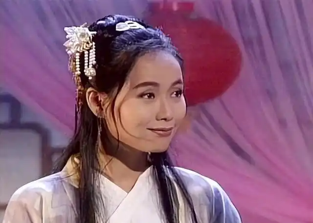 在《碧海青天》剧组向叶童发出邀约是,叶童毫不犹豫的答应了,她在其中