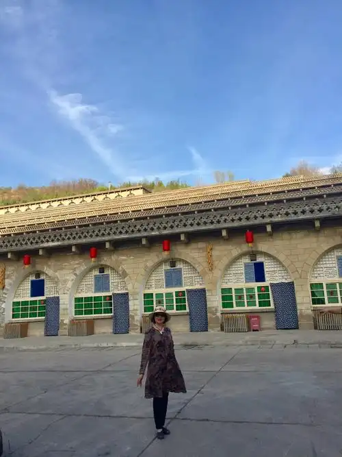 延安有名的窑洞宾馆,我们在那里只吃了晚饭,感受一下即可,通风系统差