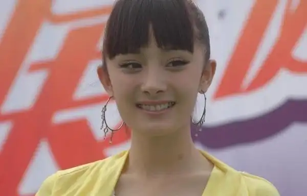 杨幂旧照曝光真水灵看杨幂成名前照片变化大不大