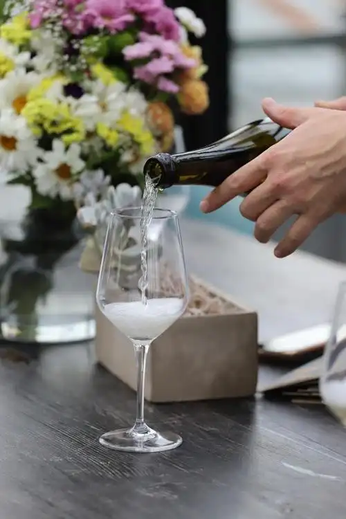 倒酒时的选择至关重要——密切关注酒杯位于客人左侧或右侧?