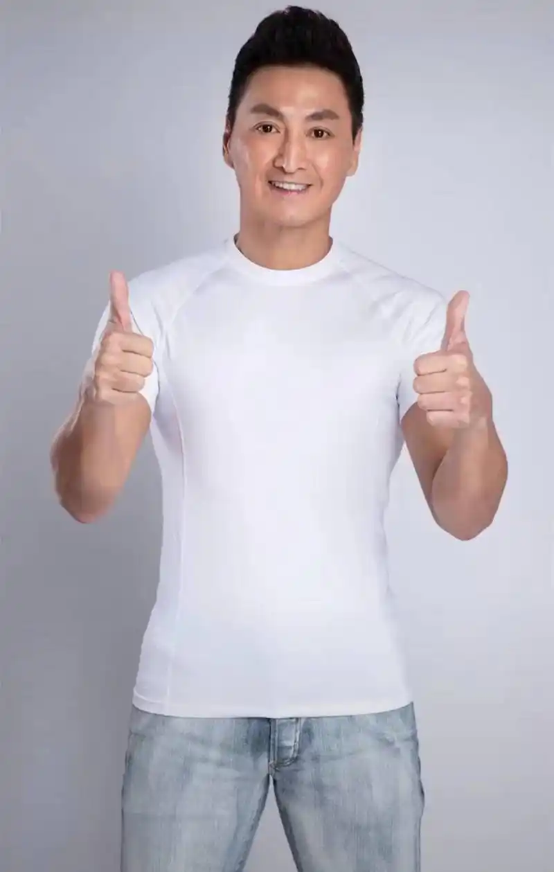 何家劲61岁颜值不掉线身形健壮堪比猛男仍是妈妈们的梦中男神