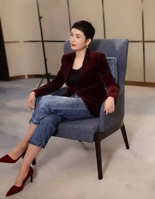 小姨蒋雯丽真气质罕见鱼尾裙大秀凹凸感54岁美起来真不低调