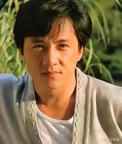 成龙老了,周润发老了,刘德华也老了,而69岁的他看起来像30岁